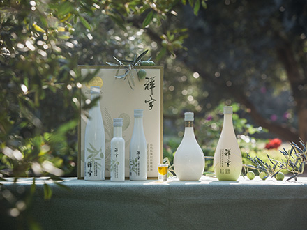 祥宇特級(jí)初榨橄欖油，純手工采摘、精選優(yōu)質(zhì)油橄欖鮮果，用意大利貝亞雷斯全自動(dòng)設(shè)備物理冷榨工藝，在鮮果采摘后8小時(shí)內(nèi)限時(shí)鮮榨而成。