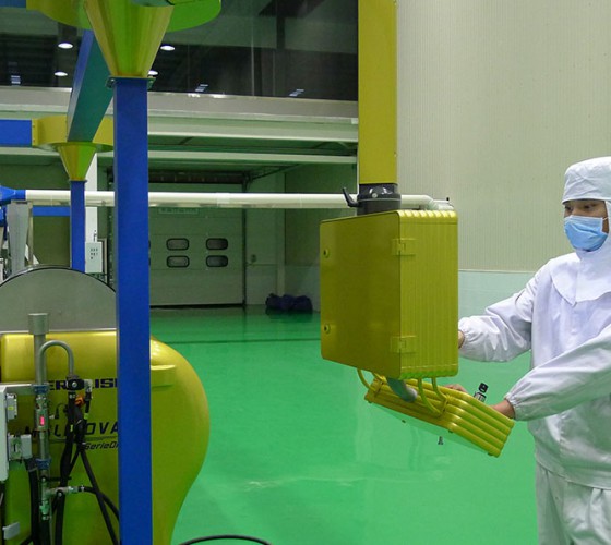 公司擁有三條原裝進(jìn)口冷榨橄欖油加工生產(chǎn)線(xiàn)，兩條德國(guó)福樂(lè)偉和一條意大利貝亞雷斯單一品種生產(chǎn)線(xiàn)，日加工鮮果能力達(dá)560噸，通過(guò)低溫純物理冷榨最大..